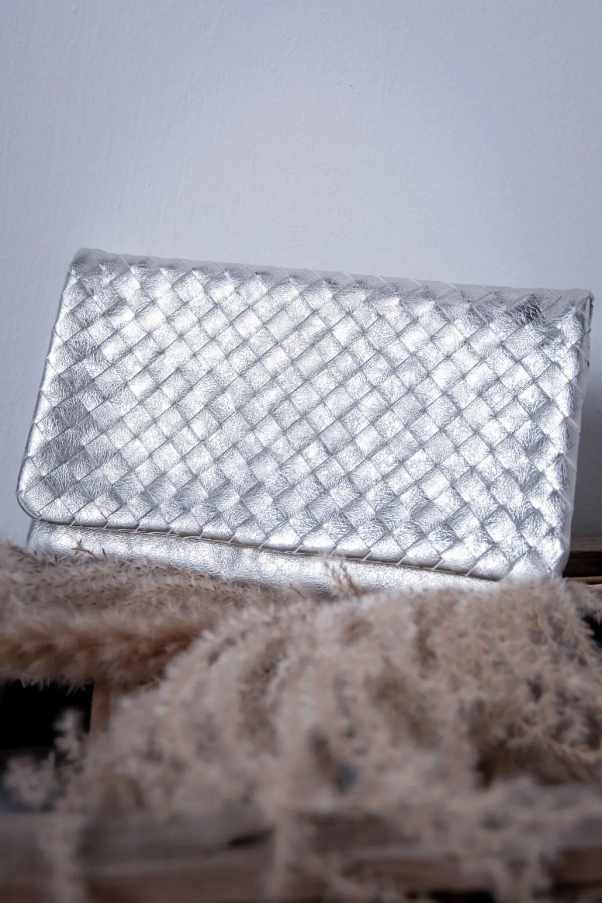 Weißgoldene Leder-Clutch in Flechtoptik –<Abro Clearance