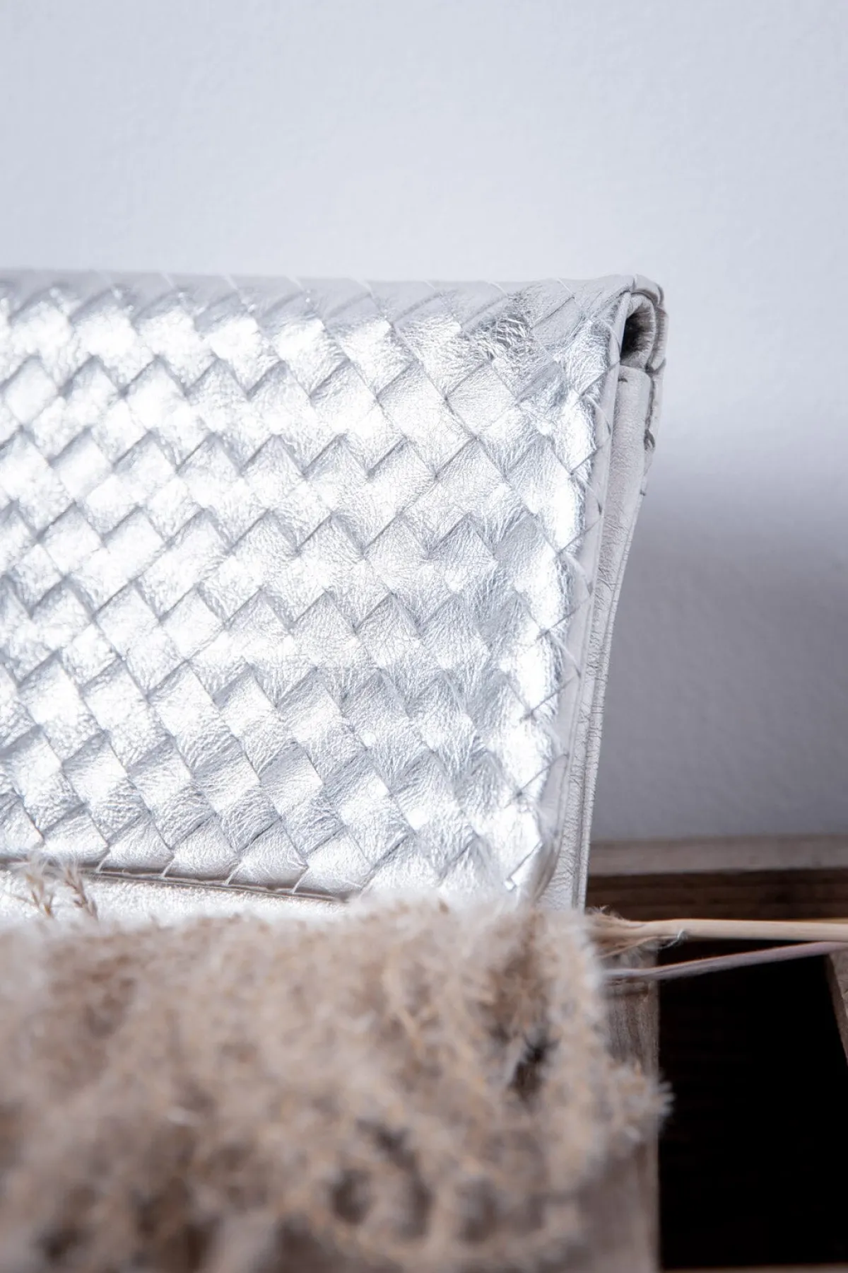 Weißgoldene Leder-Clutch in Flechtoptik –<Abro Clearance