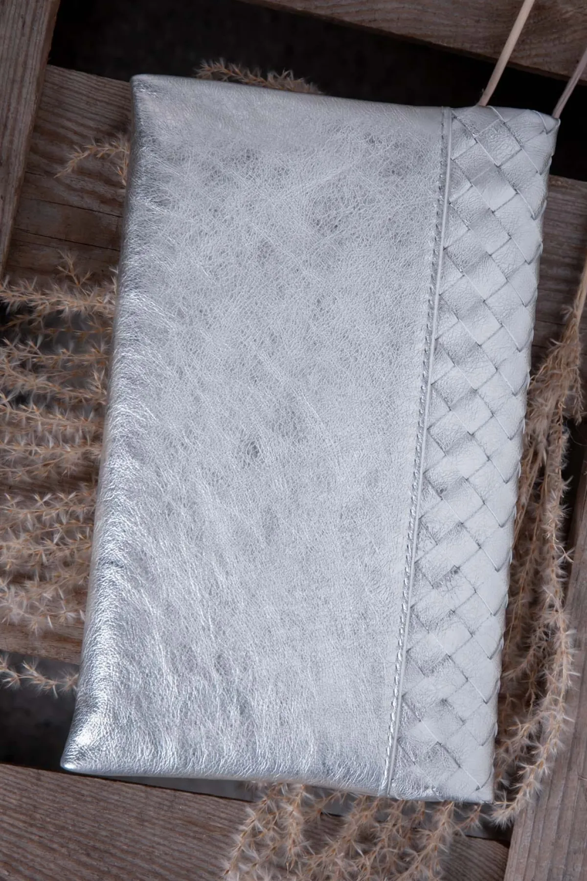 Weißgoldene Leder-Clutch in Flechtoptik –<Abro Clearance